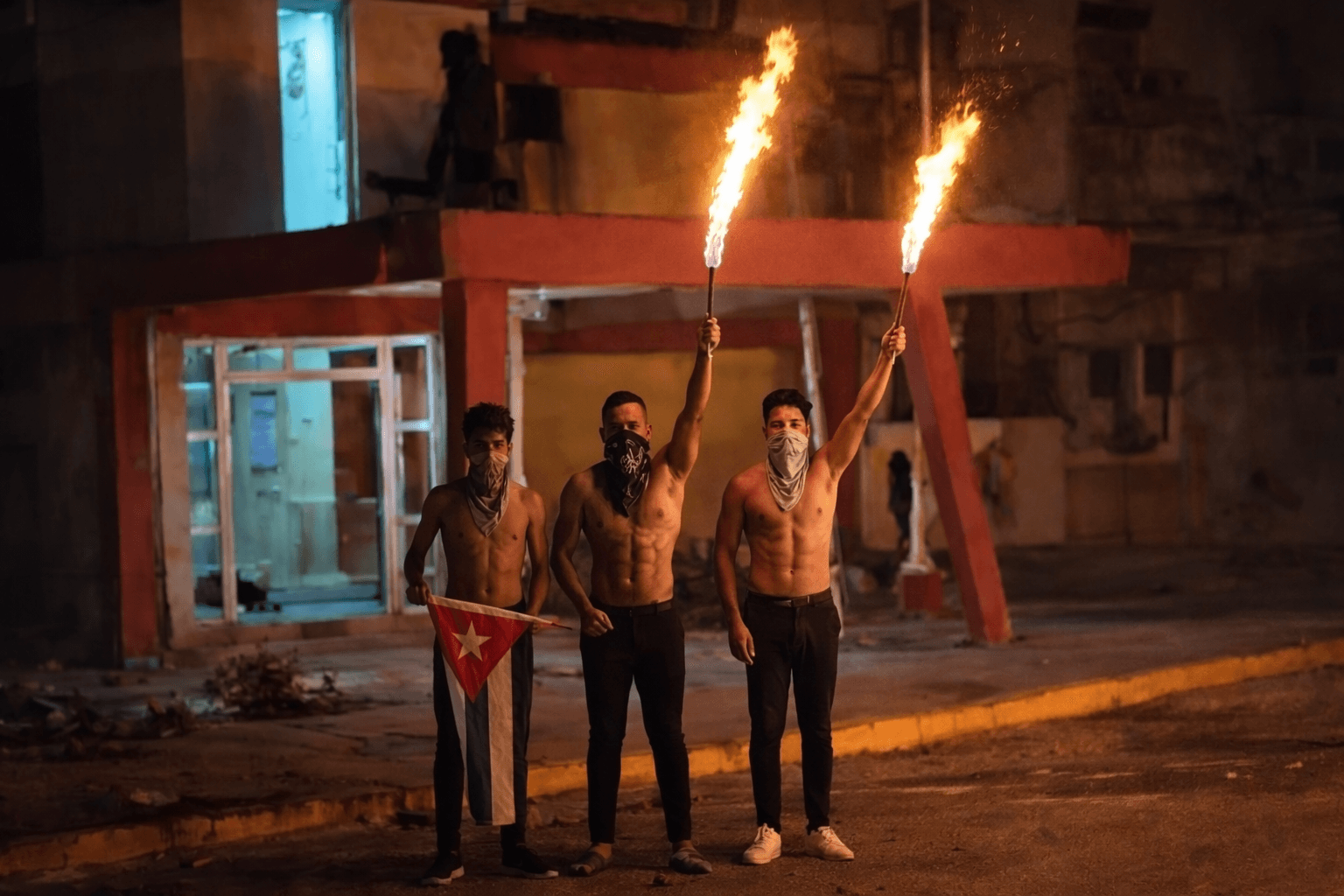 Morón desafía al miedo: la protesta llegó hasta la estación de Policía y convirtió la noche en un grito de libertad